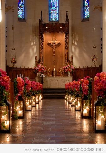 Decoración de iglesia con rosas y velas para una boda
