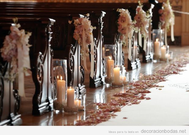 Preciosa decoración de bancos de iglesia en bodas • Decoración bodas