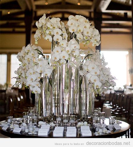 Decoración de mesa de recepción de invitados con orquídeas blancas