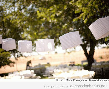Farolillos de papel blanco para boda en jardín