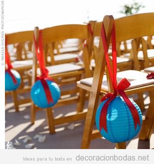 Decoración de silla de invitados con globos de papel y lazos, jardín