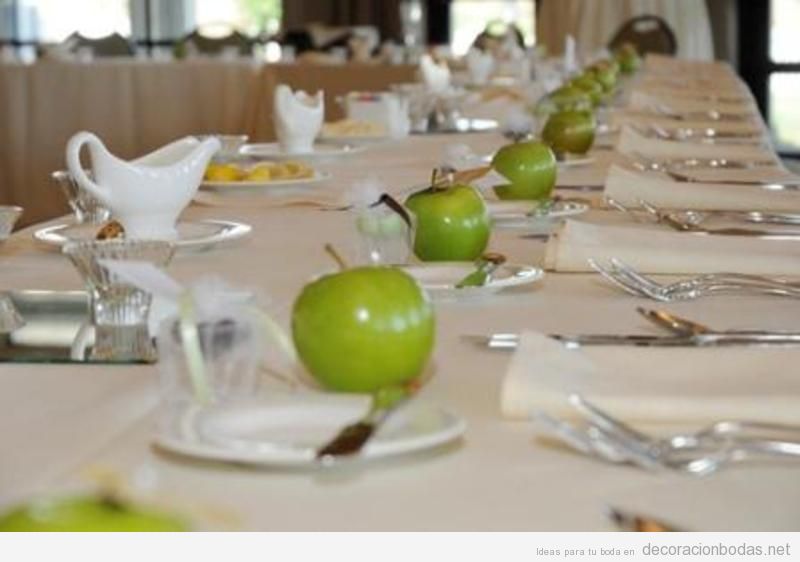 Manzanas verdes para decorar una mesa en un banquete