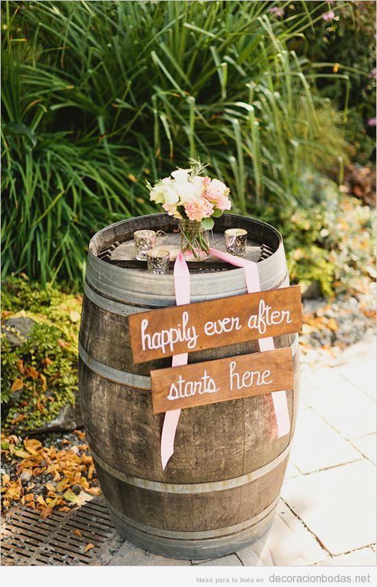Decoración de boda estilo rústico en jardín con barril de vino