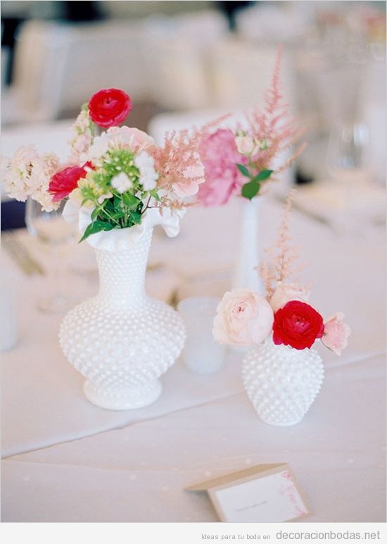 Decoración de mesa d eboda con jarrones blancos y flores
