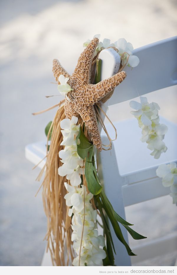 Decoración de sillas en una boda en la playa con estrellas de mar