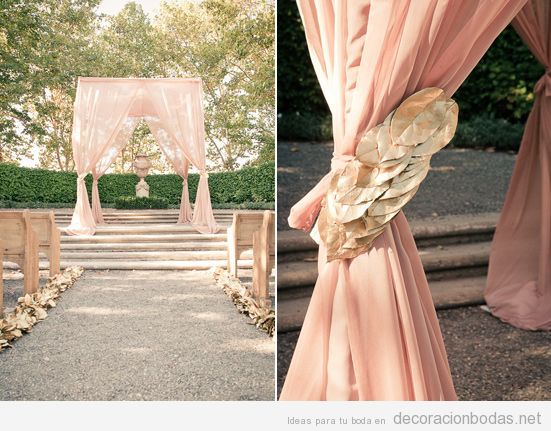 Decoración de boda en jardín con tela rosa y hojas secas