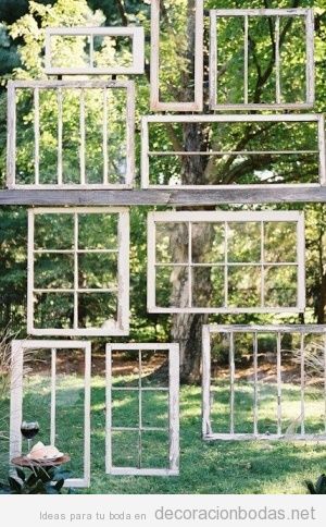 Decoración original boda jardín con marcos de ventanas antiguas