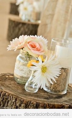 Jarros de cristal con flores para decorar una boda de estilo rústico