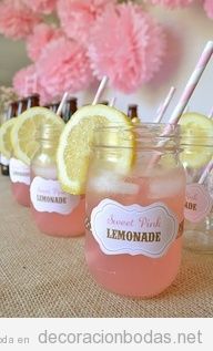 Decoración de boda, jarritos de cristal con limonada rosa