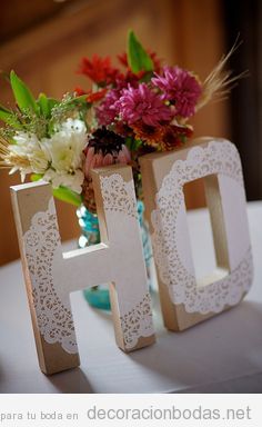 Letras de madera decoradas con encaje para una boda de estilo rústico
