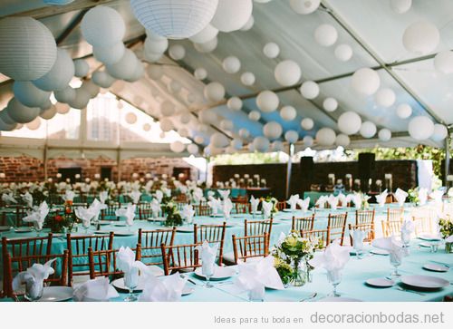 Decoración de un salón de bodas en una carpa de tela con globos de papel