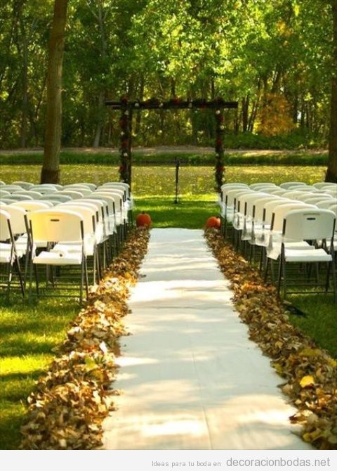 Decoración con hojas secas en una boda en exterior en otoño