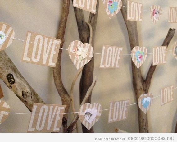 Guirlandas de papel con la palabra amor para decorar una boda de forma económica