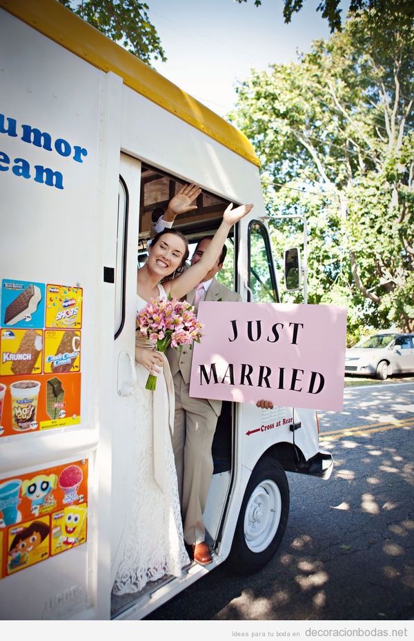 Una camioneta de helados como coche de «recién casados»
