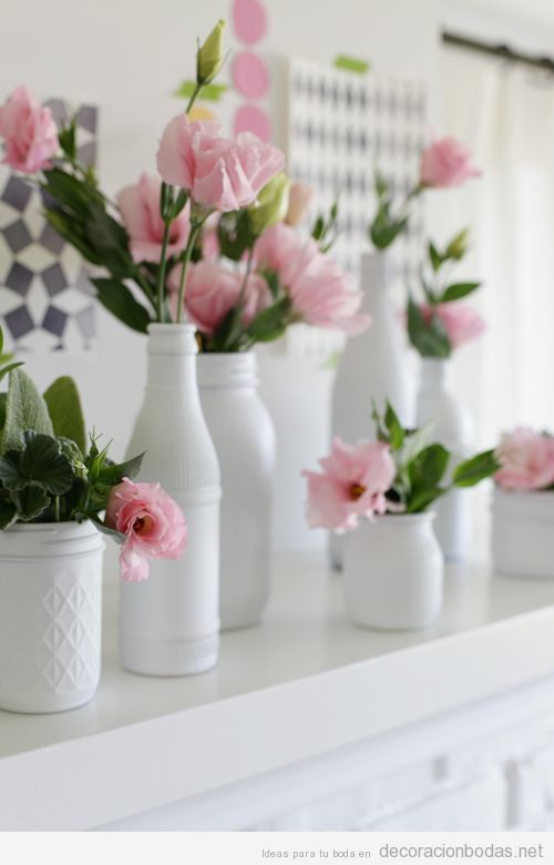 Centro de mesa sencillo y bonito: jarrones blancos y flores rosas