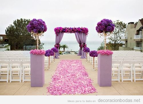 Decoración boda aire libre con flores rosas y moradas