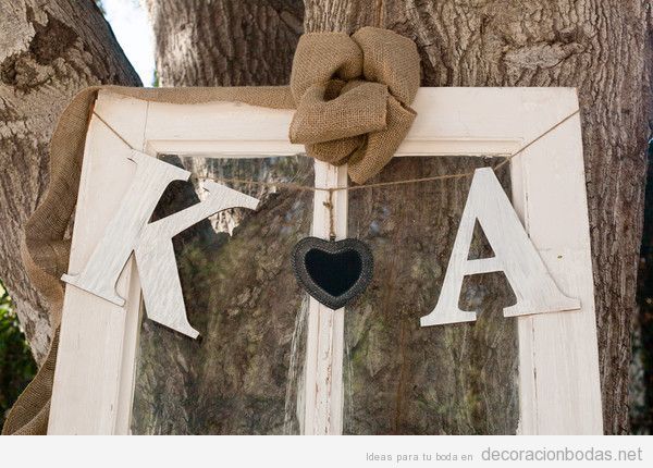 Las iniciales de los novios tallados en madera