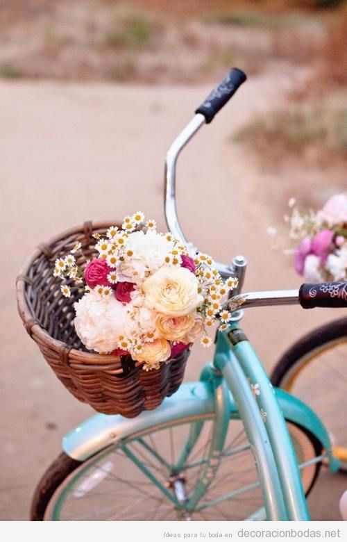 Bicicleta antigua de paseo con una cesta llena de flores