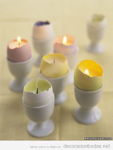 Velas hechas con huevos pintados, una idea DIY para decorar una mesa