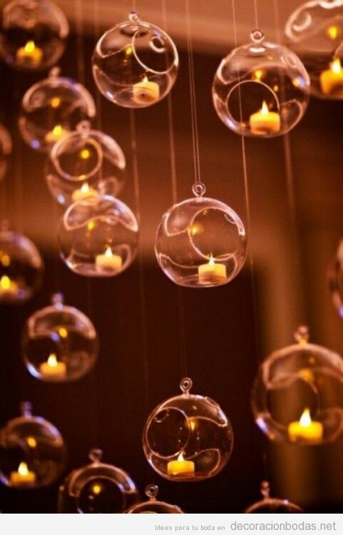 Bolas de cristal con velas dentro colgadas del techo