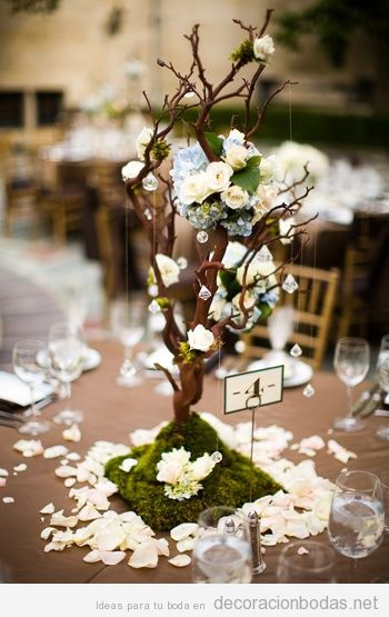 Centro de mesa con un mini árbol florecido