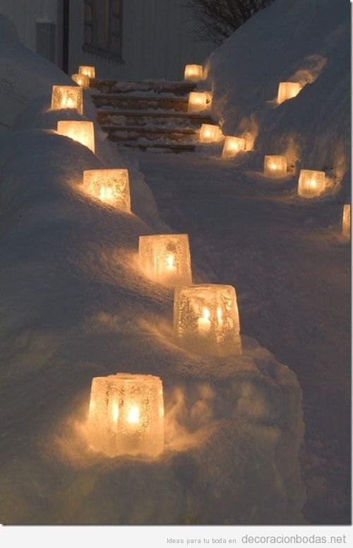 Un camino de velas bajo el hielo…
