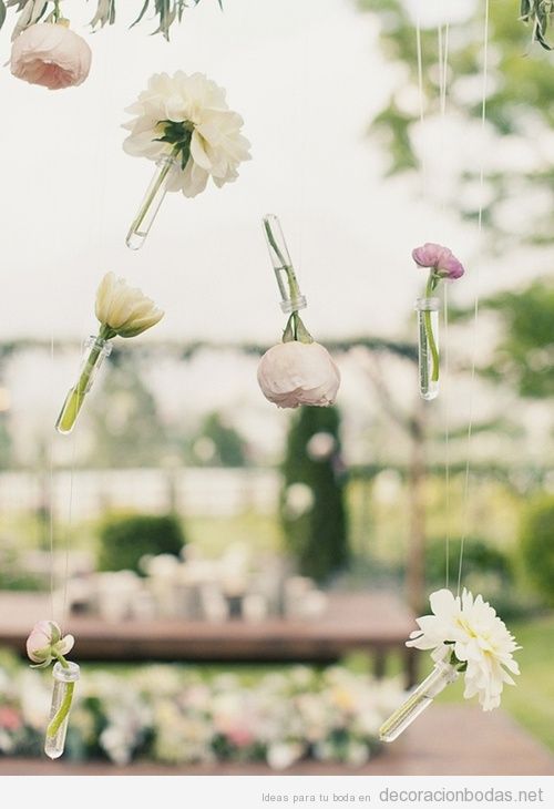 Flores suspendidas del aire, preciosa idea para decorar una boda