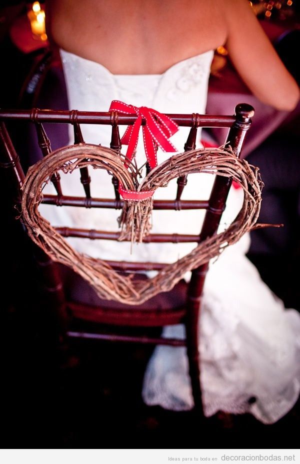 Idea bonita para decorar la silla de una novia en una boda