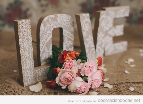 La palabra «LOVE» hecha con letras de cartón y encaje, decoración DIY preciosa