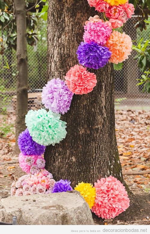 Pompones de papel DIY, ideas decorar bodas en jardín