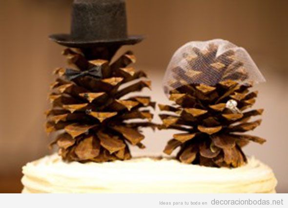 Una piña con sombrero de copa y otra con velo, detalles originales para bodas