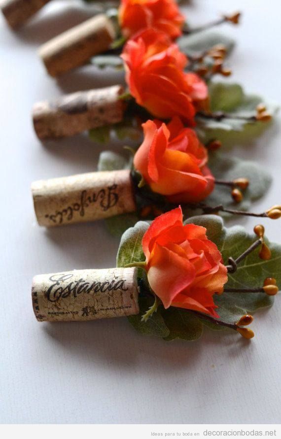 Un corcho de vino con flores pinchada, detalle para bodas