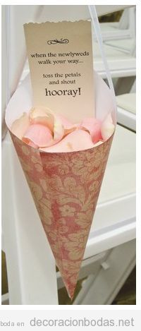 Cucurucho de papel lleno de pétalos de flores