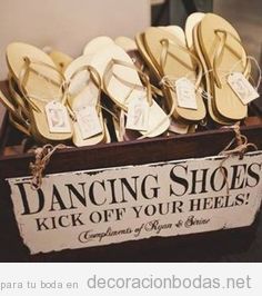 Caja llena sandalias para el baile en una boda