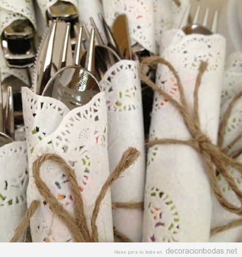 Envolver los cubiertos en papel de repostería y cuerda de yute, un toque especial para decorar la mesa