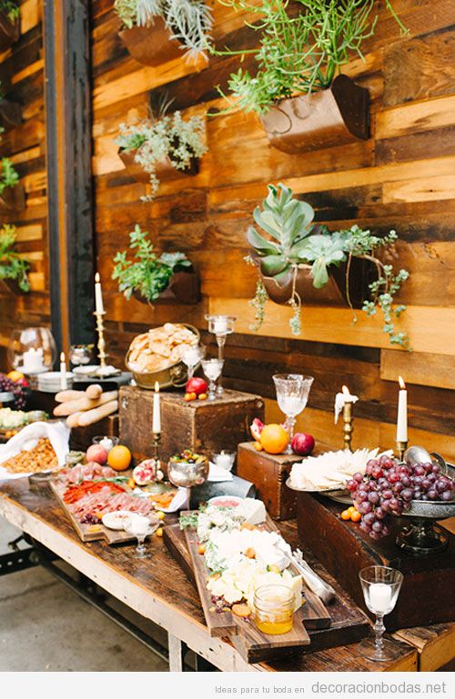 Decorar barra de comida en una boda, pared madera jardín vertical