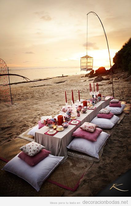 Banquete de boda estillo chill out en la arena de la playa