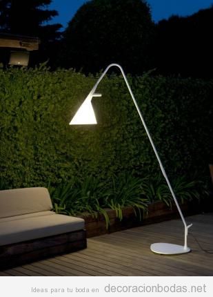 Ideas iluminar boda exterior con lámparas de pie 3