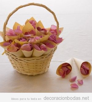 Cestos de mimbre para pétalos de flores en bodas 2