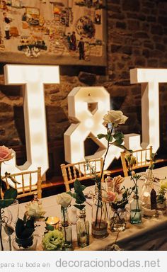Decoración de boda interior con palabras con luces, iniciales novios 2
