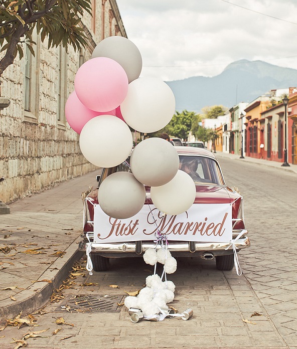 Decoración con globos para bodas, coche de novios