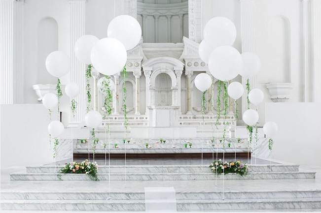 Decoración con globos para bodas en iglesias