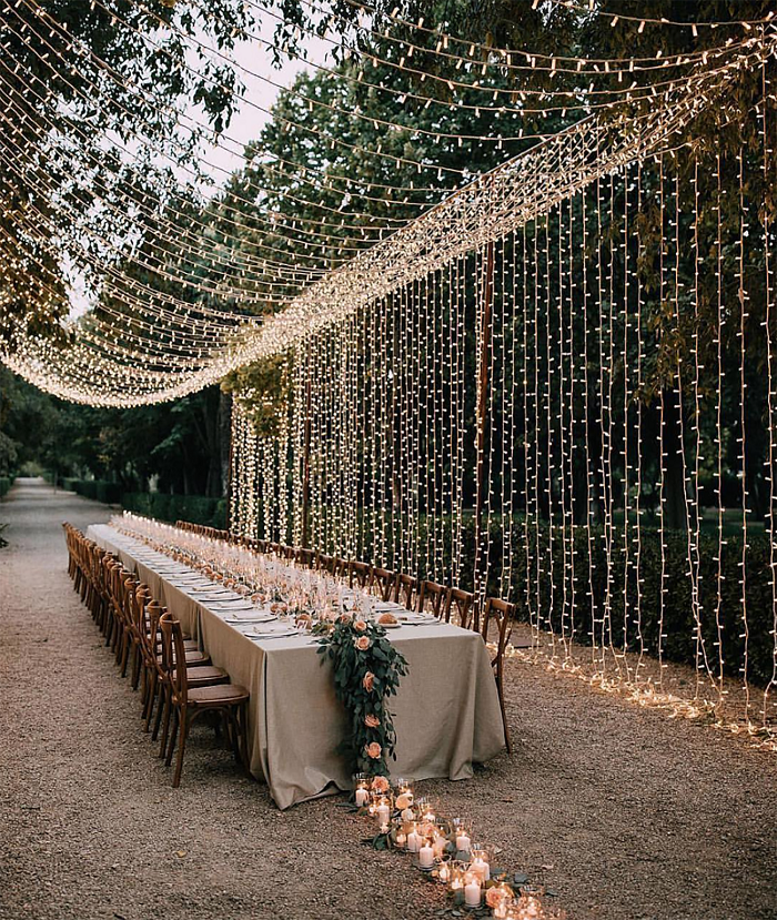 Banquete boda jardín cortina de luces