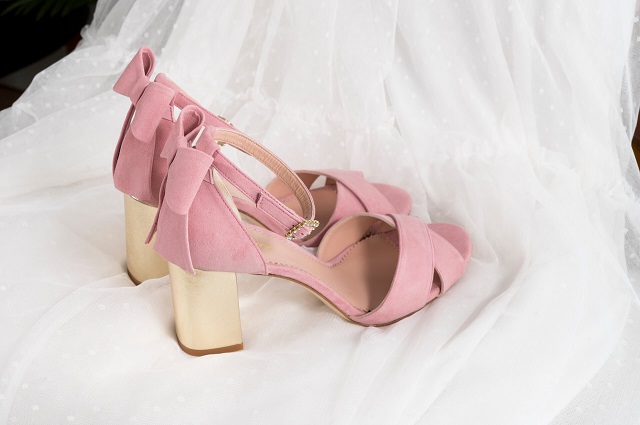 Zapatos de novia rosa con lazo