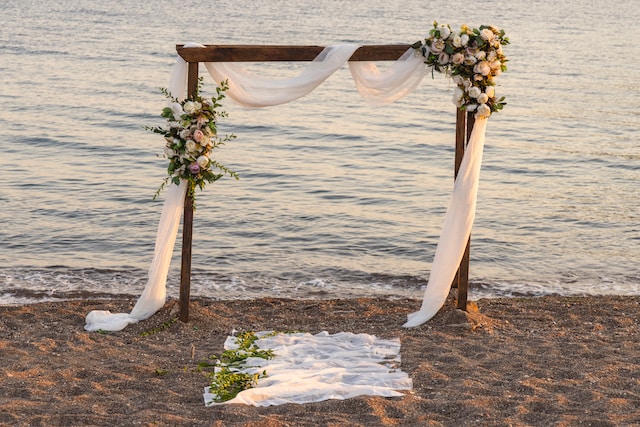 Altar de boda con tul