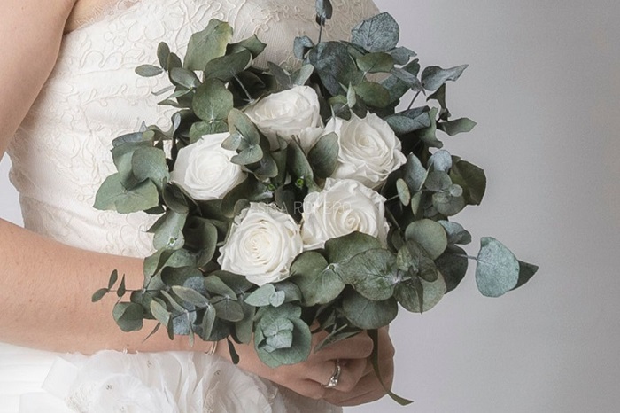 Ramo de novia de flores preservadas rosas blancas