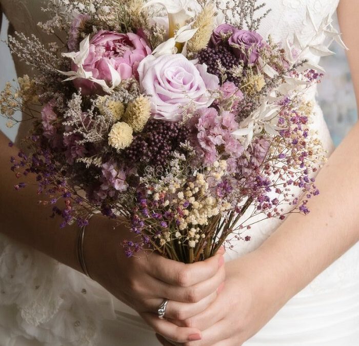 Ramo de novia de flores preservadas romántico